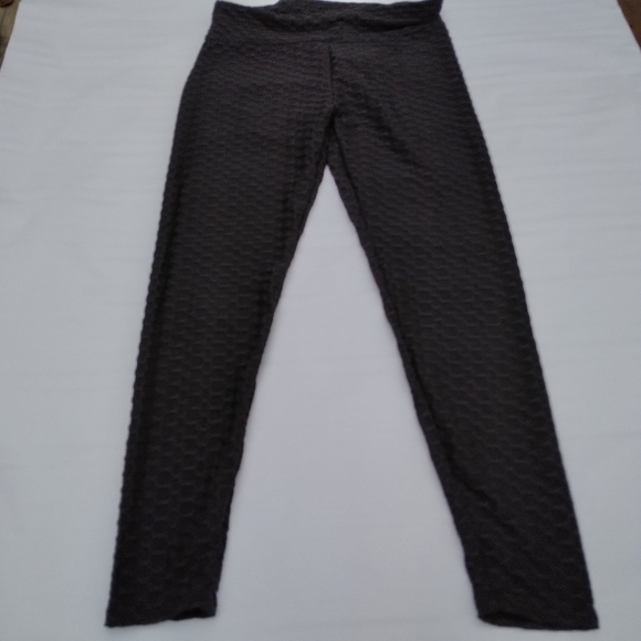 Booty flattering cheeky black yoga pants - Picture 2 of 3